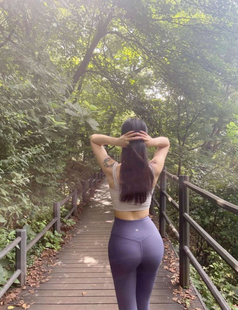 Asian sisters racing to wear thin leggings to climb mountains are criticized for 