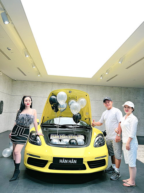 Ngọc Hân mua xe Porsche 718 tiền tỷ tặng ba
