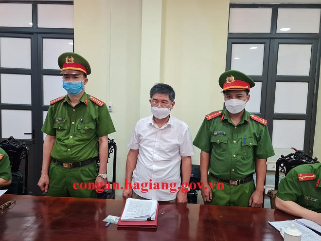 Cơ quan điều tra thi hành lệnh bắt tạm giam đối với ông Đặng Văn Thuỷ. (Nguồn: CA tỉnh Hà Giang)