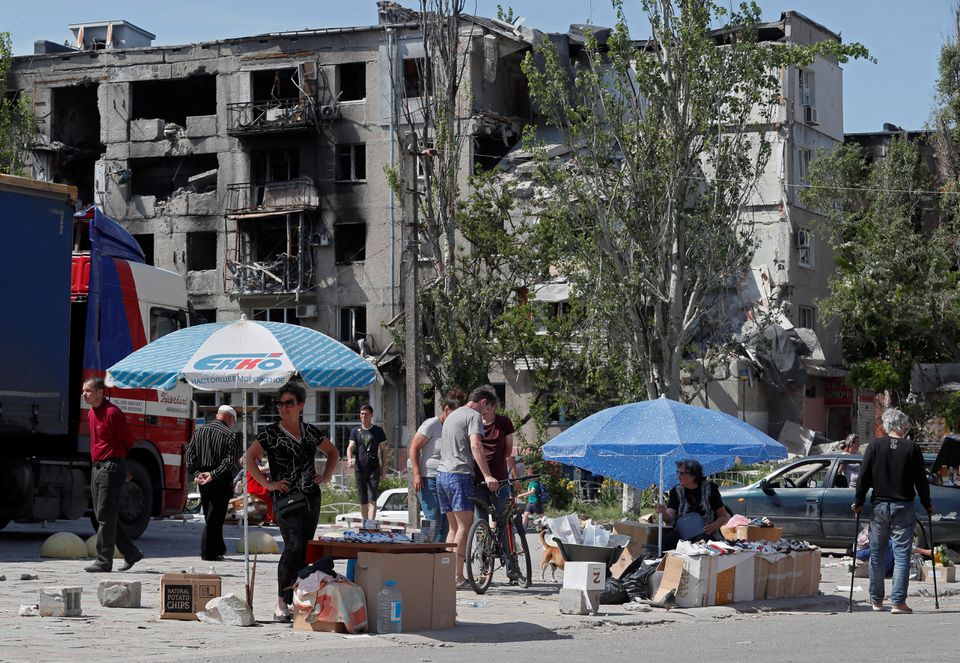 Người dân tự do buôn bán ở Mariupol (ảnh: Reuters)