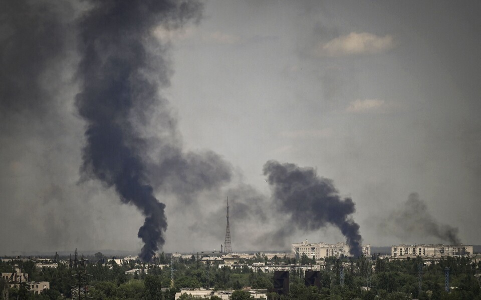 Severodonetsk trong màn khói đen (ảnh: CNN)
