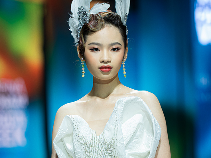 Giải trí - Bất ngờ với mẫu nhí 13 tuổi khiến người xem không thể rời mắt trên sàn diễn