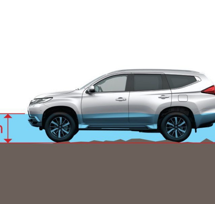 Mitsubishi Pajero Sport sở hữu khoảng sáng gầm 218mm và khả năng lội nước 700mm.
