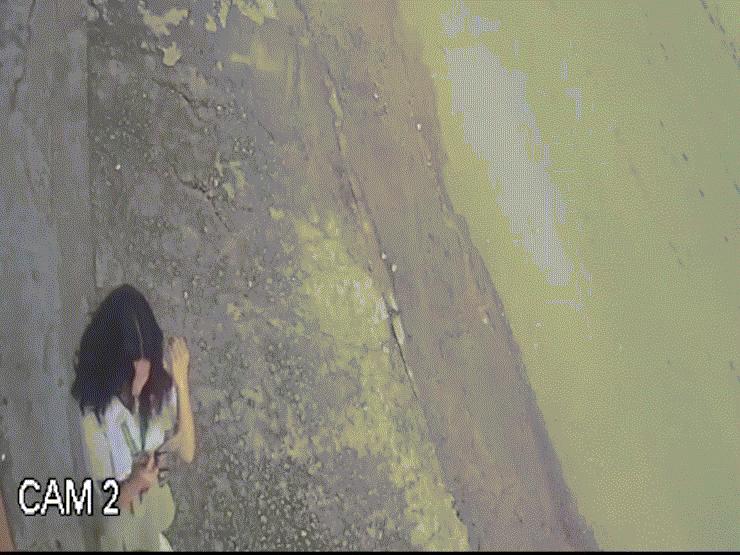 Pháp luật - Clip nữ sinh lớp 9 bị giật điện thoại khi đứng trước nhà… soi gương