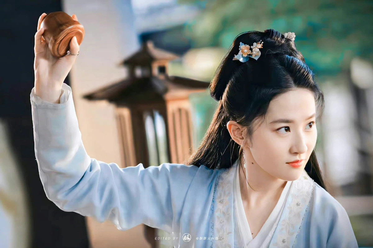 Slow heart rate in front of the beautiful face of " billion-dollar fairy"  Liu Yifei after 16 years - 4