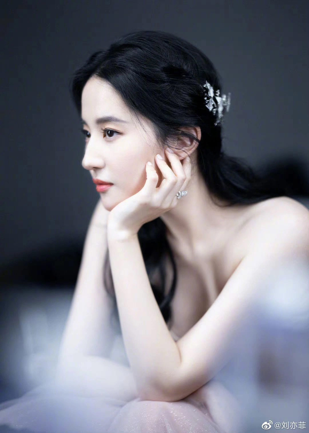 Slow heart rate in front of the beautiful face of " billion-dollar fairy"  Liu Yifei after 16 years - 6