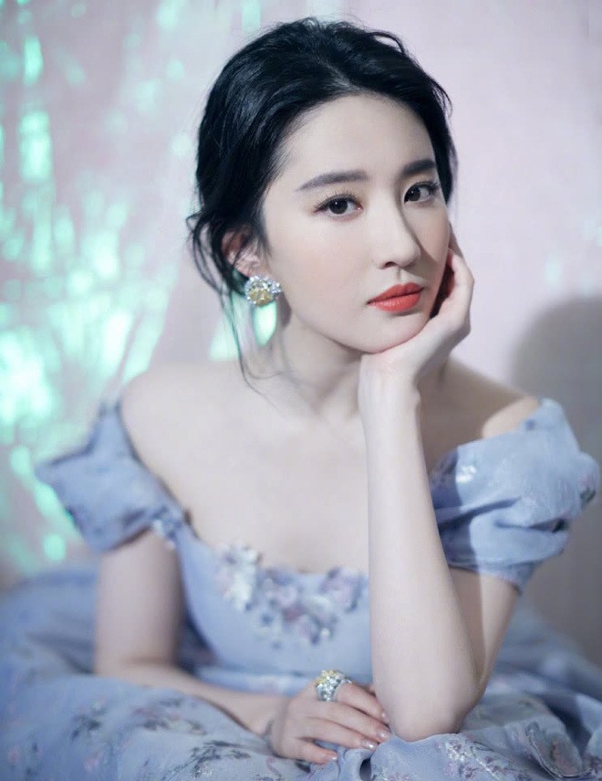 Slow heart rate in front of the beautiful face of " billion-dollar fairy"  Liu Yifei after 16 years - 7