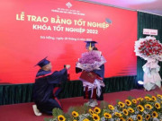 Bạn trẻ - Cuộc sống - Chàng trai Đà Nẵng bất ngờ cầu hôn bạn gái ngay trong lễ nhận bằng tốt nghiệp