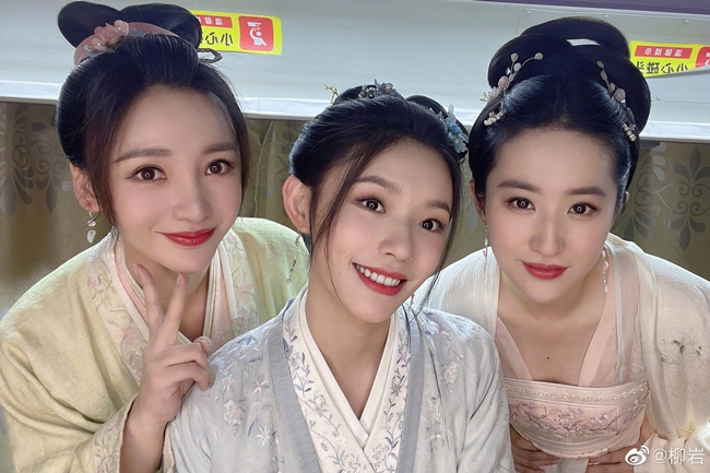 Ngoài "thần tiên tỷ tỷ", phim còn có sự tham gia của hai mỹ nhân gợi cảm Liễu Nham và Lâm Duẫn. Trước đó, Lưu Diệc Phi và Liễu Nham có cơ hội đóng chung trong Tứ đại danh bổ 2. Còn Lâm Duẫn, đây là lần đầu cô đóng phim chung với đàn chị.
