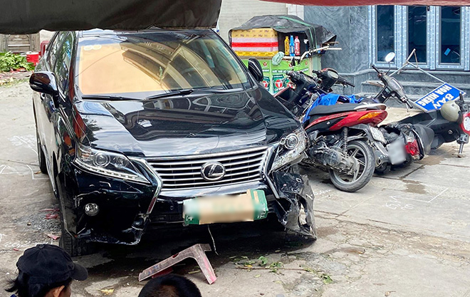 Lexus cars hit a series of motorbikes in the center of Ho Chi Minh City - 1