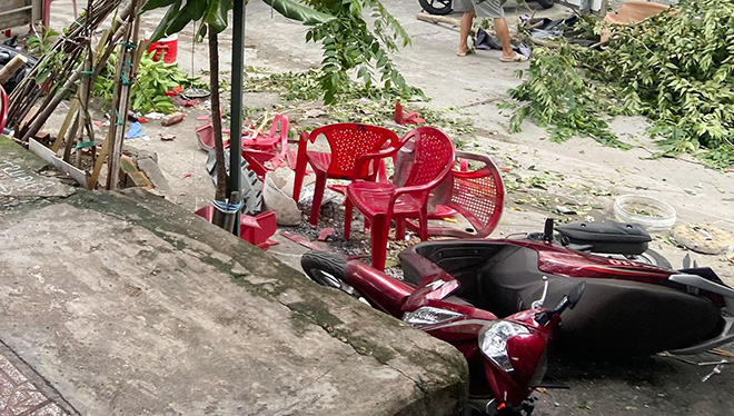 Lexus cars hit a series of motorbikes in the center of Ho Chi Minh City - 3