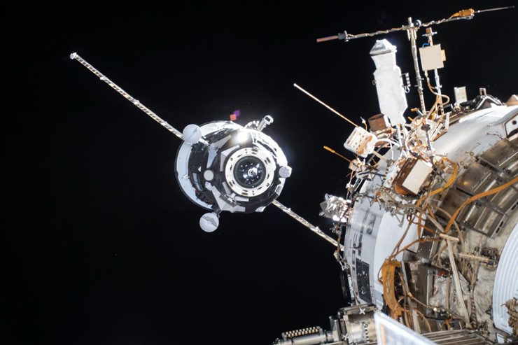 Tàu Progress tiếp tế hàng hóa đến trạm ISS.