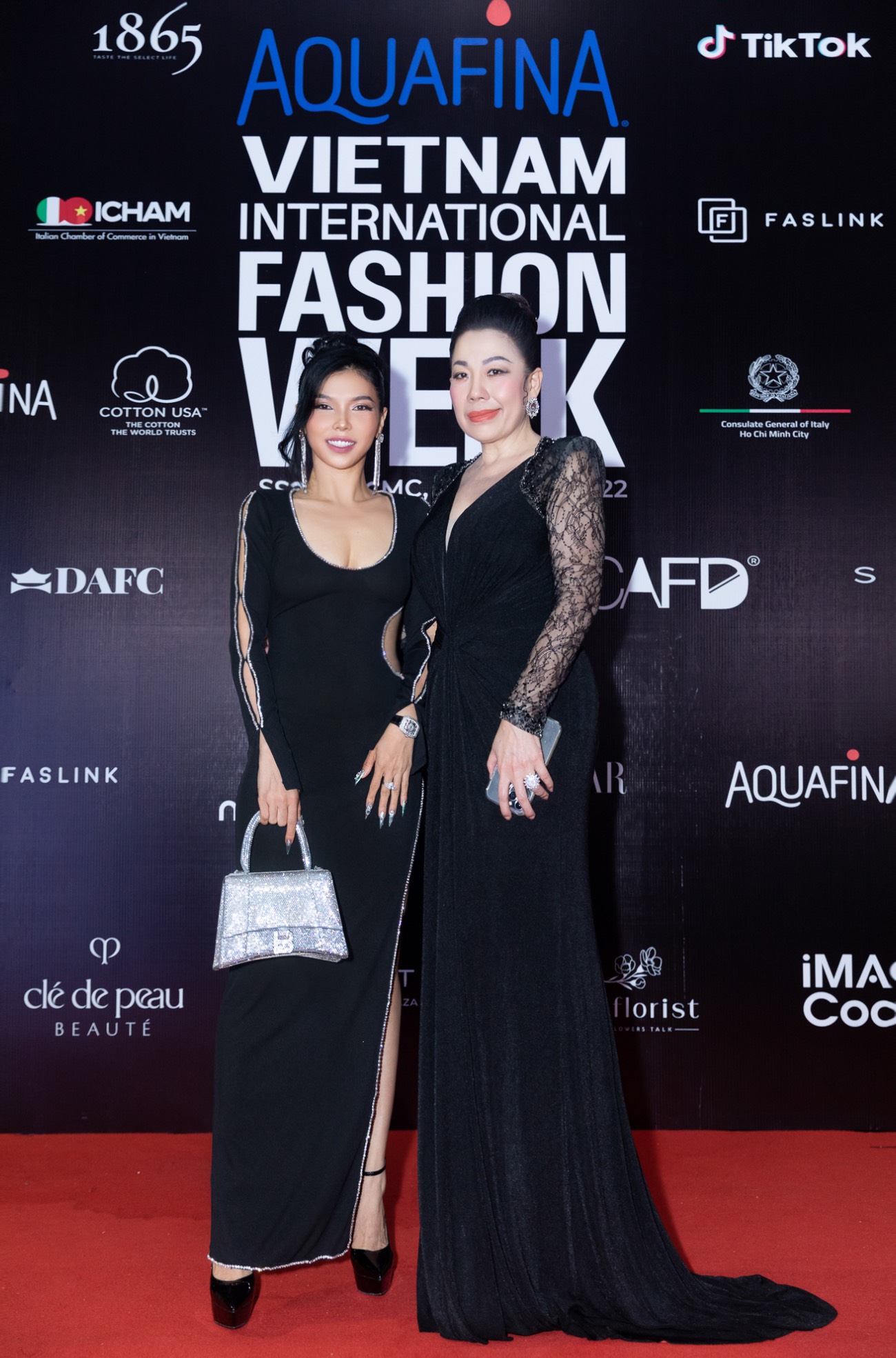 CEO Loan Trần khoe phong cách đẳng cấp trên thảm đỏ thời trang quốc tế Việt Nam 2022 - 4