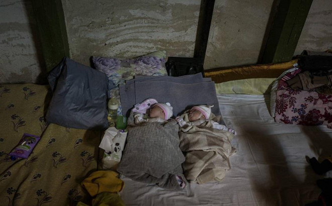 Quỹ Nhi đồng Liên Hợp Quốc (UNICEF) ngày 1/6 cho biết, khoảng 3 triệu trẻ em Ukraine cần được giúp đỡ và 2,2 triệu trẻ em khác chạy sang các nước cần được hỗ trợ nhân đạo sau khi xung đột Nga-Ukraine bùng nổ. Tổ chức này cho biết thêm, ít nhất 262 trẻ em đã thiệt mạng và hàng trăm trường học bị phá hủy kể từ khi xung đột nổ ra ở Ukraine.