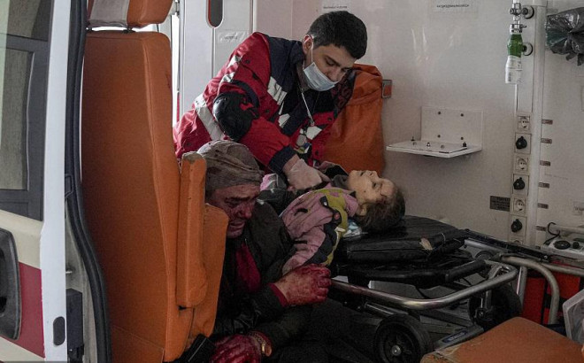 Ngày 27/2, một bé gái địa phương được cấp cứu trong bệnh viện ở thành phố Mariupol, Ukraine.