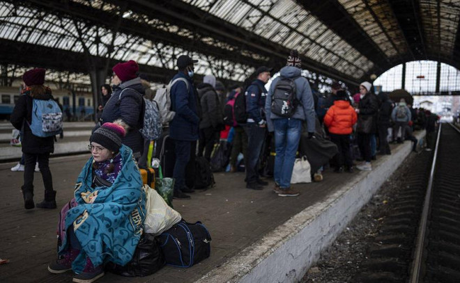 Người Ukraine chờ đợi một chuyến tàu ở thành phố Lviv hôm 27/2.
