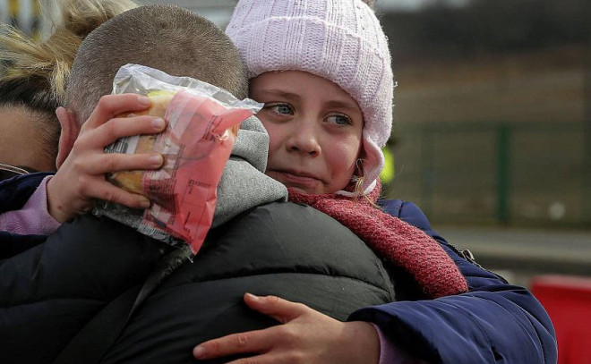 Một bé gái Ukraine đoàn tụ với cha mình ở thành phố Medika, Ba Lan, vào ngày 2/3.