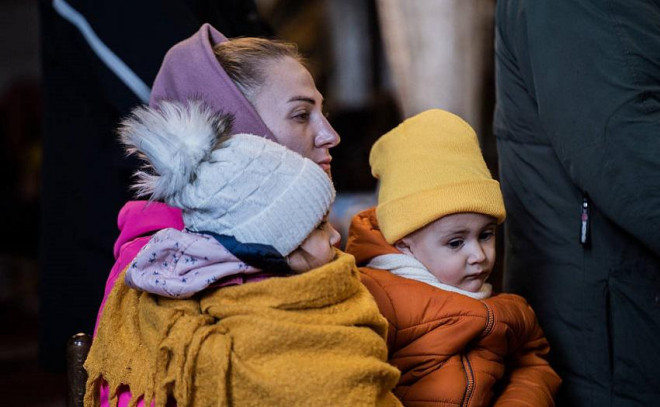 Khuôn mặt đượm buồn của đứa trẻ Ukraine trong hành trình di tản đến Bulgaria.