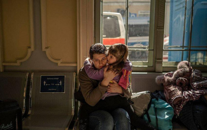 Một người mẹ Ukraine trầm tư ôm con gái sau khi di tản đến nhà ga Przemysl, Ba Lan, ngày 22/3.