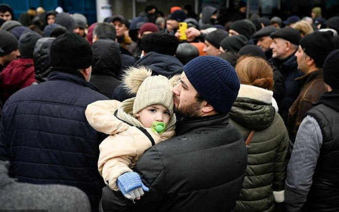 Ngày 3/3, xung đột Nga-Ukraine vẫn tiếp diễn. Những người tị nạn Ukraine di tản đến Moldova.