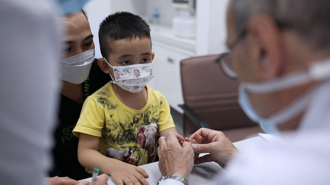 Ca mổ đã diễn ra thành công, bệnh nhi tiếp tục được ghim đinh cố định ngón tay trong 6 tuần. Sau đó, bé sẽ được hướng dẫn và dần làm quen với ngón cái và chức năng cầm nắm của bàn tay như bình thường.