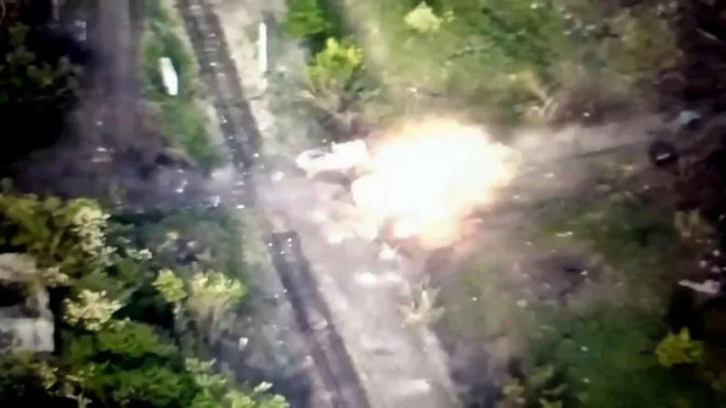Bộ chỉ huy các binh đoàn xung kích của lực lượng vũ trang Ukraine chia sẻ đoạn video&nbsp;ghi lại khoảnh khắc xe bọc thép của Nga bị nổ tung do hứng bom đạn từ phía quân đội Ukraine. Ảnh: Zenger News.