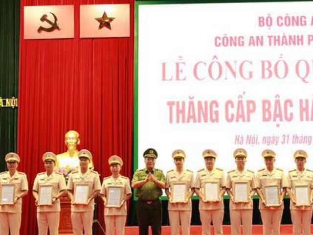Tin tức trong ngày - Thăng quân hàm cho 6.000 cán bộ, chiến sĩ công an Hà Nội