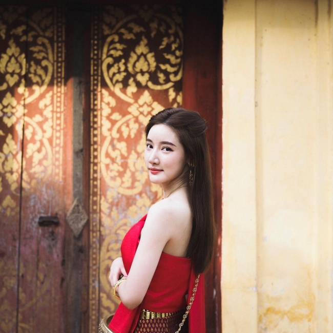 Diện mạo khả ái, vóc dáng thon gọn&nbsp;giúp nàng hot girl Lào nhận được một số lời mời quảng cáo.
