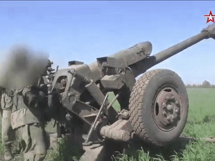Video: Binh sĩ Nga nã hỏa lực vị trí quân đội Ukraine bằng lựu pháo D-30