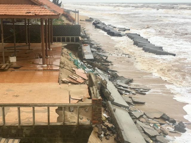 Quảng Bình: Cận cảnh kè biển Nhật Lệ 2  trị giá 35 tỷ bị sóng đánh vỡ