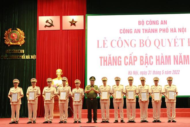 Trung tướng Nguyễn Hải Trung trao quyết định thăng cấp bậc hàm cho cán bộ chiến sĩ - Ảnh L.Th.