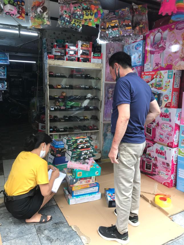 Anh Tạ Văn Thắng mua một loại đồ chơi tặng các cháu nhưng không hề có một sản phẩm nào do doanh nghiệp Việt Nam sản xuất. Ảnh: Viết Hà