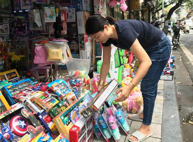 Tại cửa hàng chị Hà Anh rất khó tìm thấy đồ chơi trẻ em do doanh nghiệp Việt Nam sản xuất. Ảnh: Viết Hà