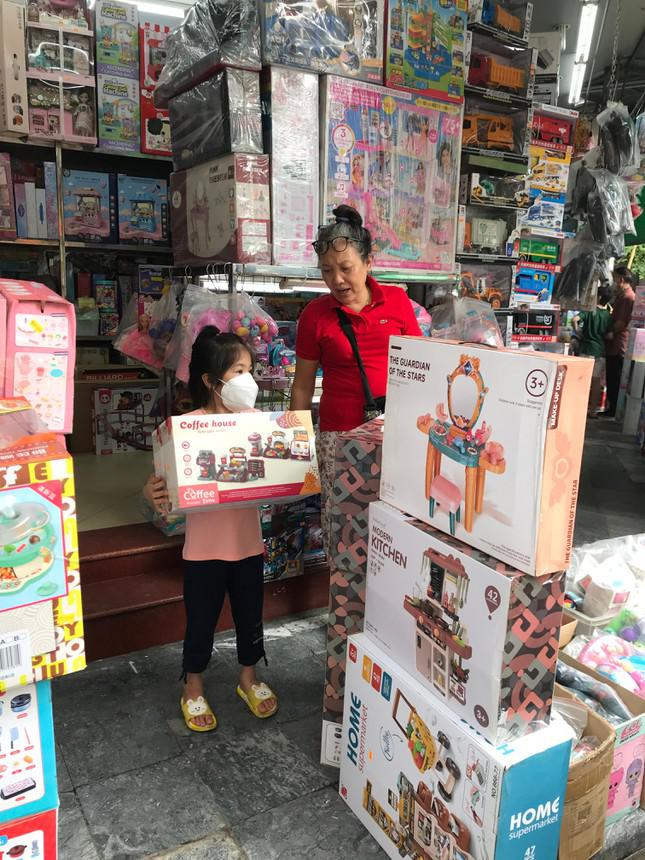 Ông Cường, chủ cửa hàng đồ chơi Văn Can cho biết thêm, tuy dịch bệnh giảm, nhưng không khí mua sắm hàng hóa ngày Quốc tế Thiếu nhi vẫn ảm đạm; phụ huynh đến mua đồ chơi cho con trẻ chỉ rút hầu bao từ 80 đến 90 nghìn đồng; ít khách hàng bỏ ra tiền trăm, tiền triệu để mua đồ chơi cho con.