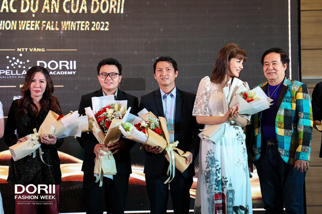 Lê Huy Chiến (ảnh 3 từ trái sang) đã góp phần giúp nhiều cá nhân, doanh nghiệp xây dựng hình ảnh thương hiệu, nhân hiệu thành công