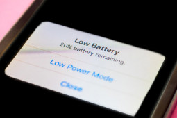 Hai tính năng iPhone có thể sử dụng ngay cả khi tắt hoặc hết pin