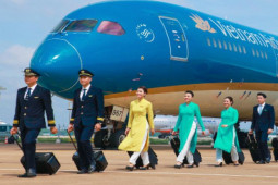 Kinh doanh - Sau 2 năm dịch bệnh, lương tiếp viên, phi công của Vietnam Airlines còn bao nhiêu?