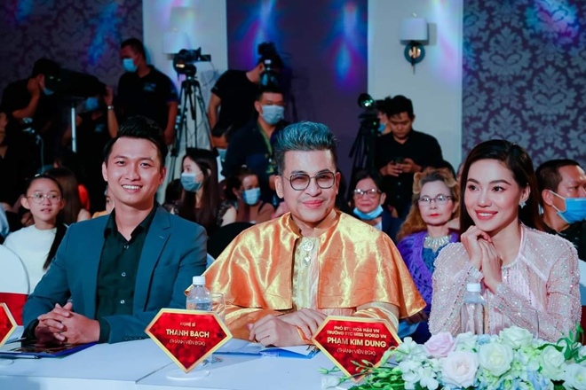 Trong vai trò giám khảo, đạo diễn Lê Huy Chiến luôn sẵn sàng chia sẻ với các thí sinh của mình những quan điểm, lời đóng góp chân thành về chuyên môn.