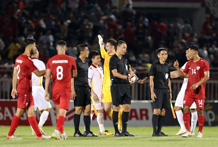 &nbsp;Ngay sau khi trận đấu giữa ĐT Việt Nam và ĐT Afghanistan kết thúc với tỉ số 2-0 nghiêng về đội chủ nhà, các tuyển thủ Việt Nam chạy lại khu giữa sân để ăn mừng.