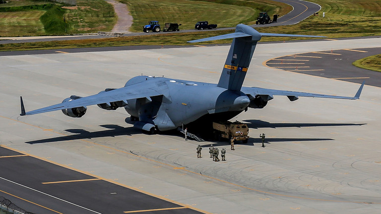 Máy bay vận tải quân sự Mỹ chở theo hệ thống pháo phản lực HIMARS tới Hàn Quốc.
