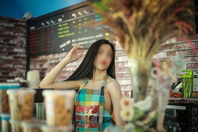 Nhân viên mặc tạp dề phục vụ tại quán ăn ở Thái Lan cũng bị chỉ trích.