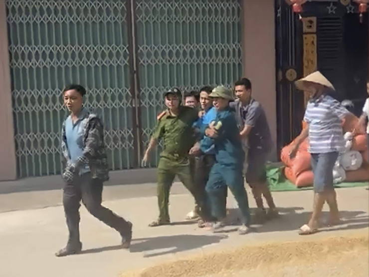 Triệu Quân Sự bị bắt giữ khi đang đi bộ trên đường