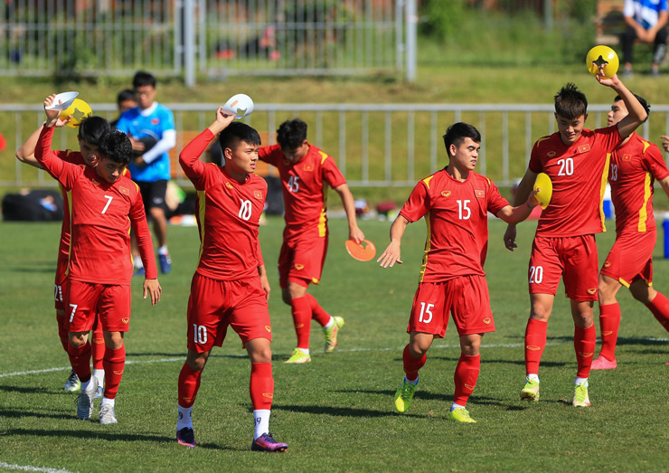 U23 Việt Nam có buổi tập lúc 16h (giờ địa phương), tức 18h (giờ Việt Nam) ở sân phụ nằm cách sân chính Bunyodkor khoảng 800m. Thời tiết ở Uzbekistan nắng gắt khiến các cầu thủ thường xuyên phải nheo mắt trong khi tập luyện.