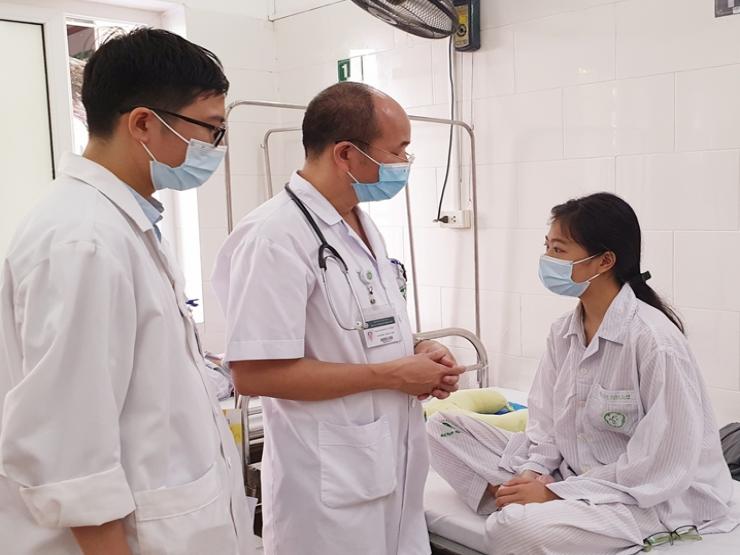 PGS.TS Đỗ Duy Cường - Giám đốc Trung tâm Bệnh nhiệt đới (áo trắng, ở giữa) thăm khám cho bệnh nhân đang điều trị tại Trung tâm.