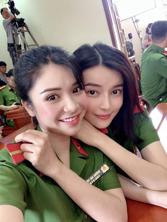 Thanh Bi và Cao Thái Hà nhận được lời khen khi tham gia phim truyền hình 'Bão ngầm' trong vai thiếu uý.
