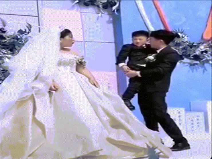 Phi thường - kỳ quặc - Cậu bé "nước mắt lưng tròng" trong đám cưới của anh trai khi phát hiện danh tính của cô dâu