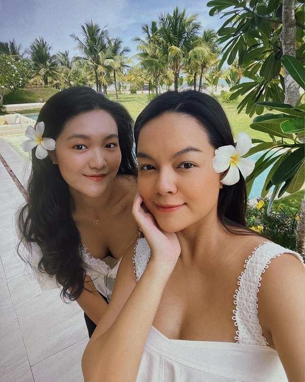 Phạm Quỳnh Anh chụp ảnh cùng "con gái" trên trang cá nhân.