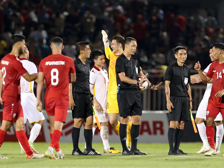 Bóng đá - Lâm "Tây" ăn mừng cảm xúc, thầy Park giục ĐT Việt Nam tri ân cổ động viên