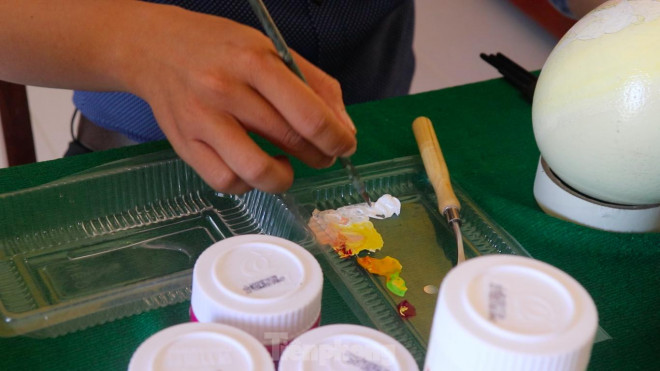 Thầy giáo 9x vẽ tranh trên trứng đà điểu - 2