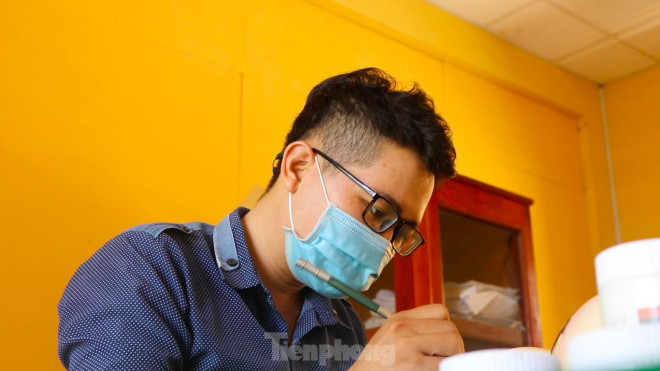 Thầy giáo 9x vẽ tranh trên trứng đà điểu - 4